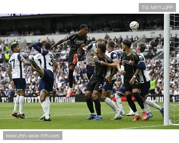 足球英超头球争顶力压防守者破门——极致对决背后的训练与战术 足球英超头球争顶力压防守者破门——极致对决背后的训练与战术